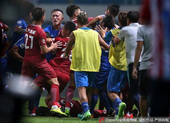  罗马德比战爆发大规模冲突  