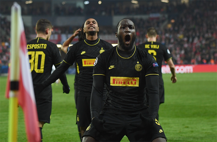  斯图加特锋线双星联手发威，客场逆转收获重要胜利