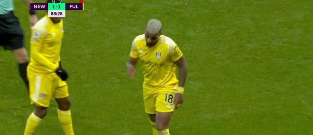  阿尔米隆倒钩惊艳全场莱斯特城客场逼平曼联展现黑马本色